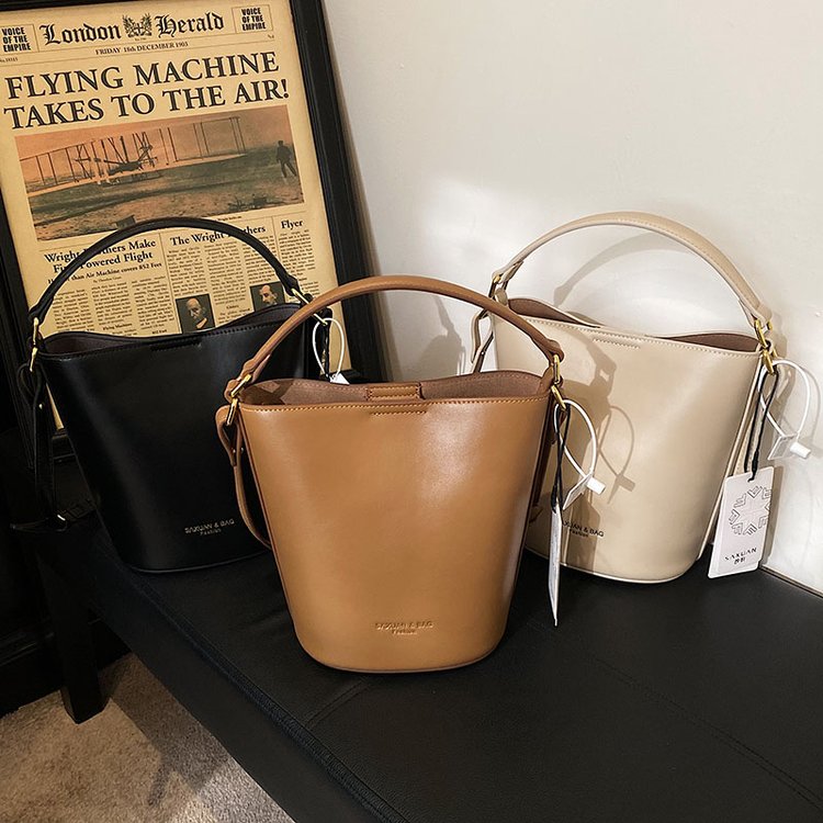 High-end textured small bag for women in spring and summer, versatile new fashion crossbody bag, popular women's portable bucket bag