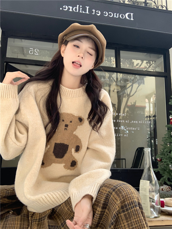 Real shot and real price new round neck cartoon bear retro loose lazy style pullover sweater