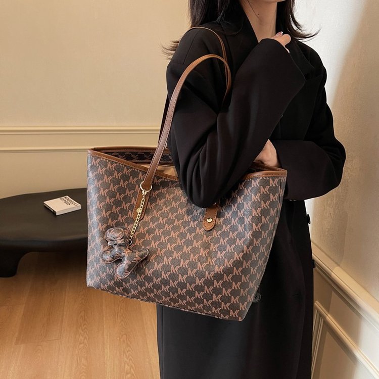 High-end tote bag for women, new hand-carrying commuting bag, versatile and fashionable outing, large-capacity shoulder bag