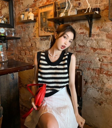 Real shot of black and white striped knitted camisole women's summer loose and slim outer vest top