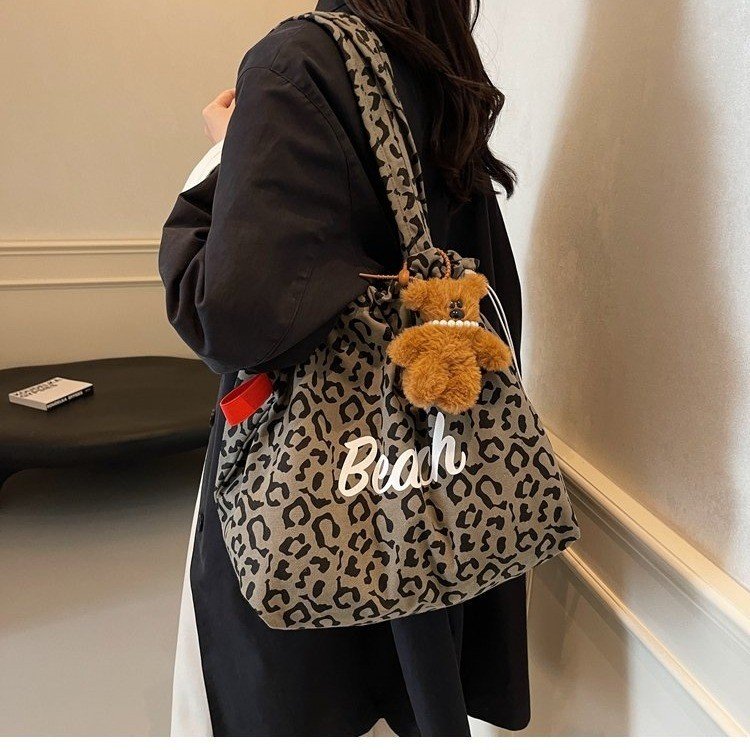 Korean leopard print large-capacity one-shoulder canvas bag lazy style female student commuting portable shopping bag outing bag autumn