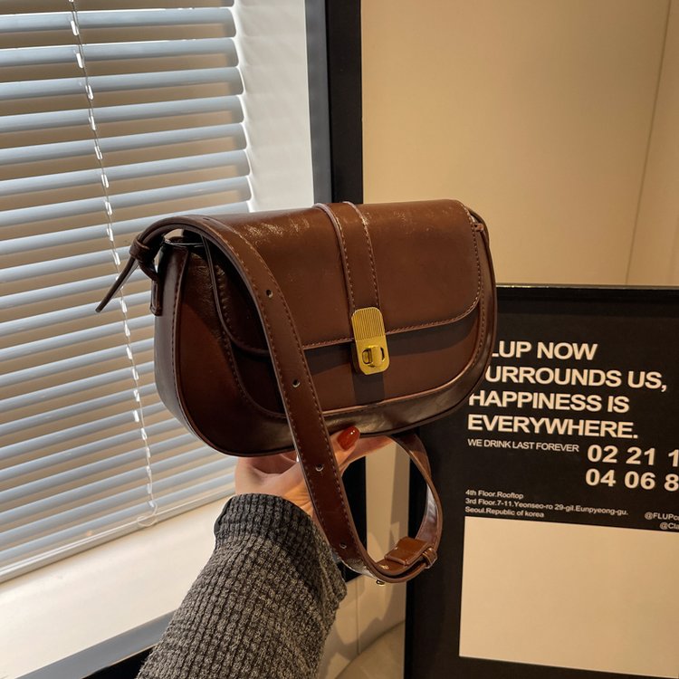 High-end bag for women, autumn and winter retro new fashion niche design single shoulder crossbody bag popular saddle bag