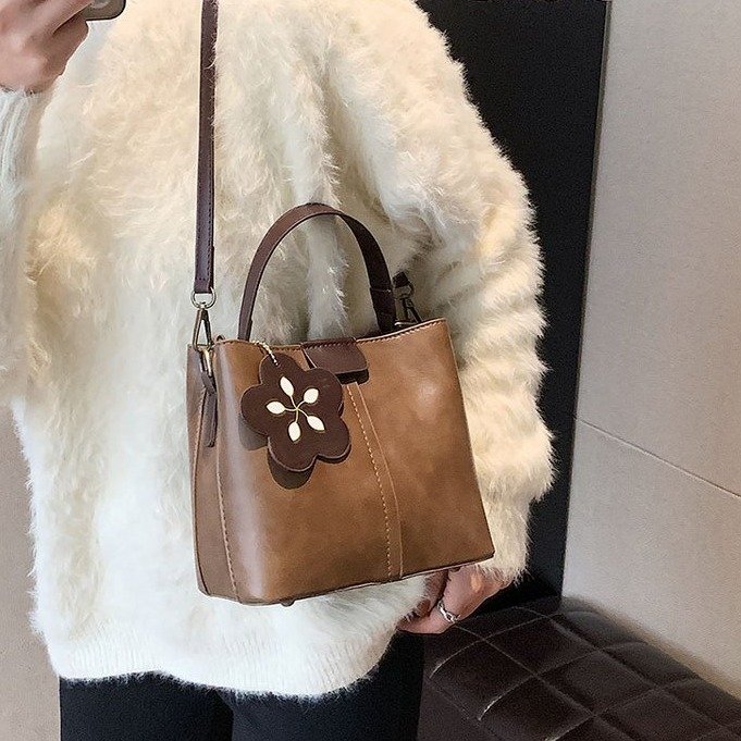High-end texture retro small bag women's new popular versatile crossbody bag fashion super hot portable bucket bag
