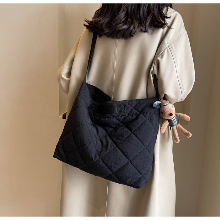 Simple autumn and winter new shoulder bag women's Korean version large capacity niche tote bag lazy rhombus crossbody bag