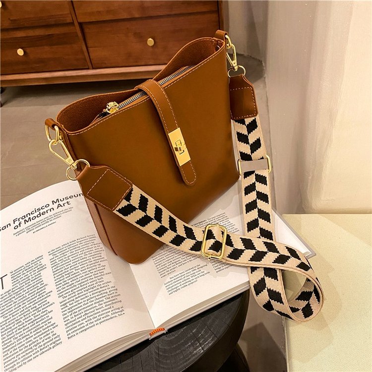 Large-capacity bag for women 2024 new summer hot shoulder bag fashion popular wideband messenger bag tote bag