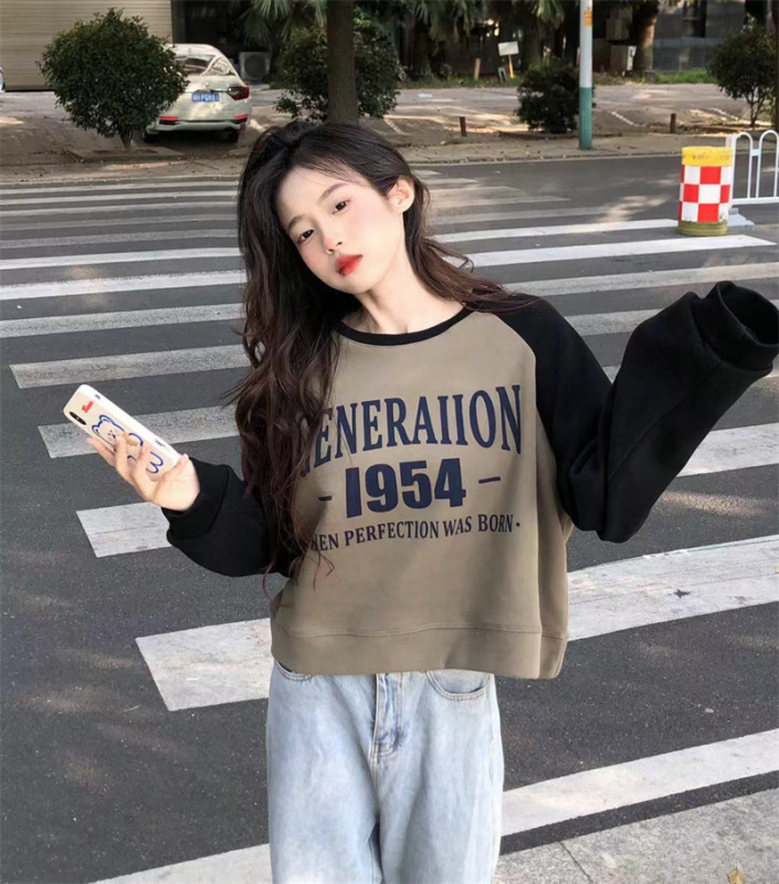 Autumn new style contrasting color stitching, slimming and versatile letter printing round neck short loose sweatshirt women's top trendy