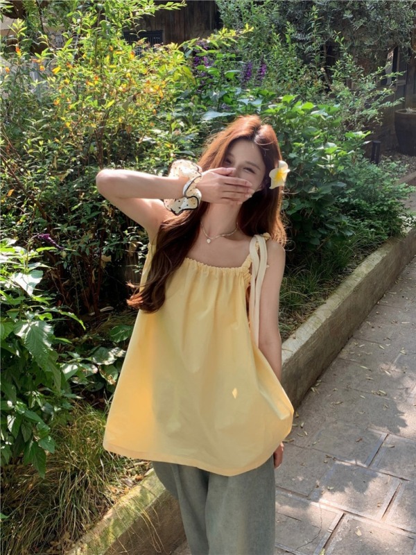 Real shot of Korean style age-reducing girl's camisole with pleated sleeveless top