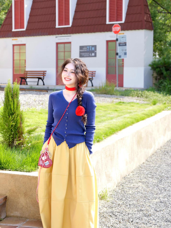 Real shot Autumn slim sweater V-neck knitted cardigan A-line skirt two-piece suit