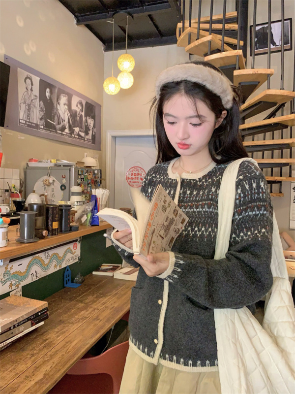 Korean lazy style retro literary and artistic contrasting jacquard pocket loose knitted cardigan sweater