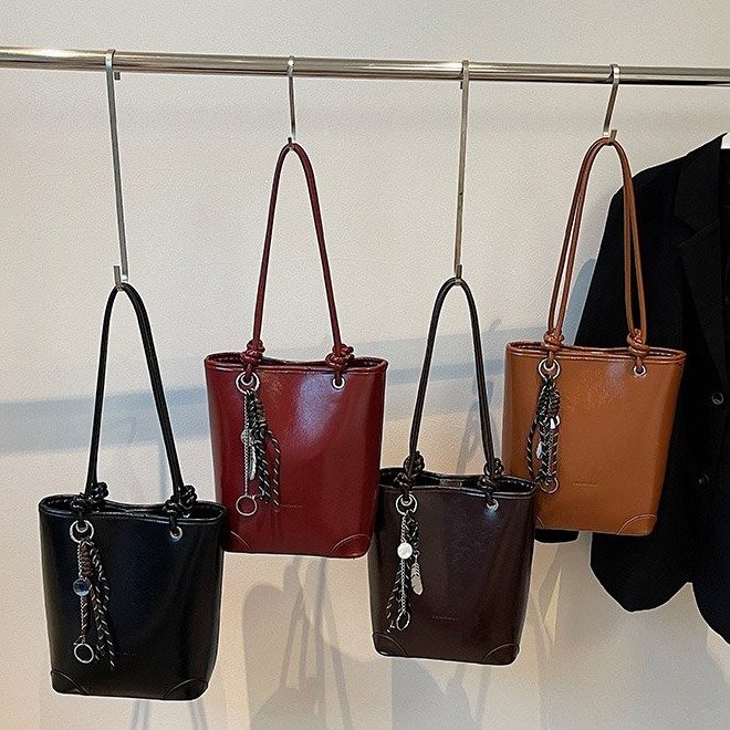 High-end oil wax leather small bag women's 2024 new autumn and winter retro shoulder armpit bag portable bucket bag