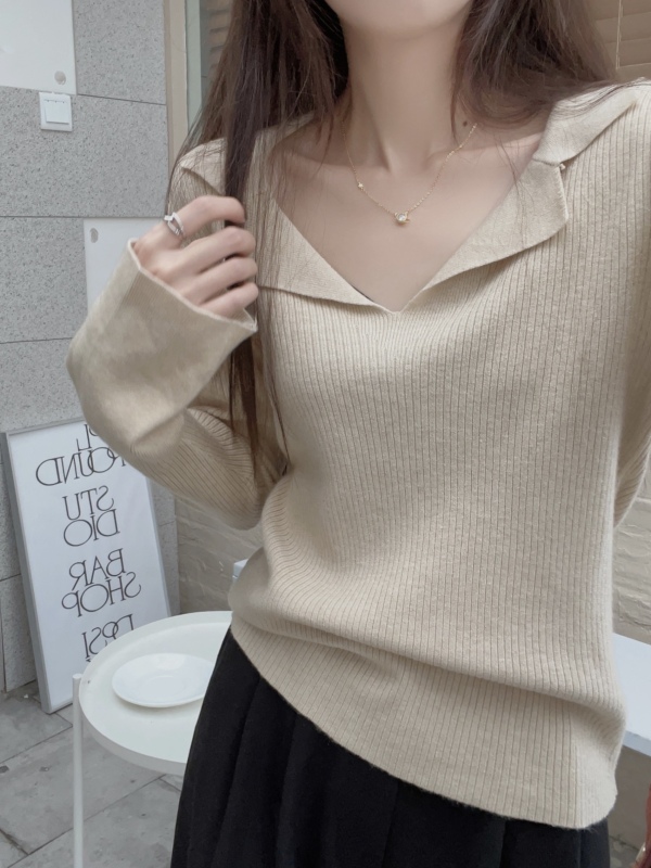Real shot and real price. Autumn and winter V-neck long-sleeved slim-fitting sweater for women. Autumn niche design chic top.