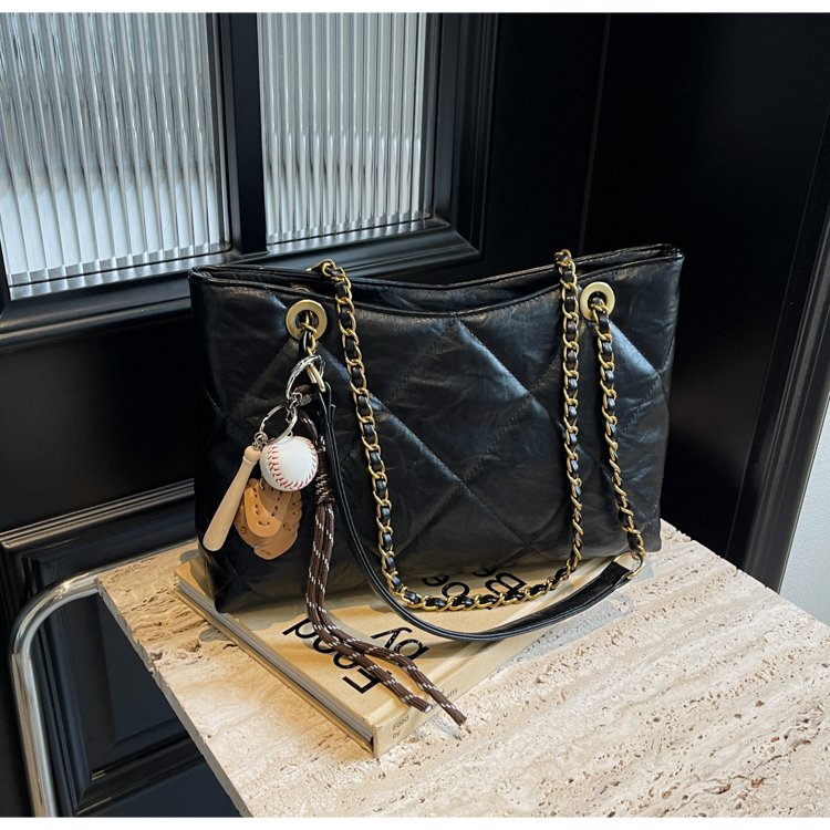2024 New Women's Bags Niche Design French Chain One-Shoulder Crossbody Bags Versatile for Students to Go Out and Have Good Looks