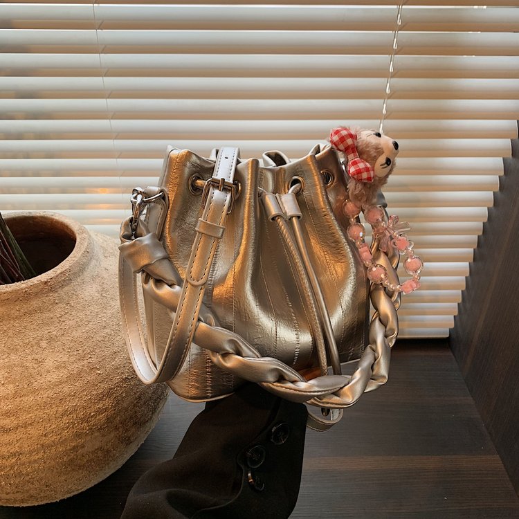 Niche design bags for women 2024 new summer fashion handheld pleated bucket bag versatile shoulder crossbody bag