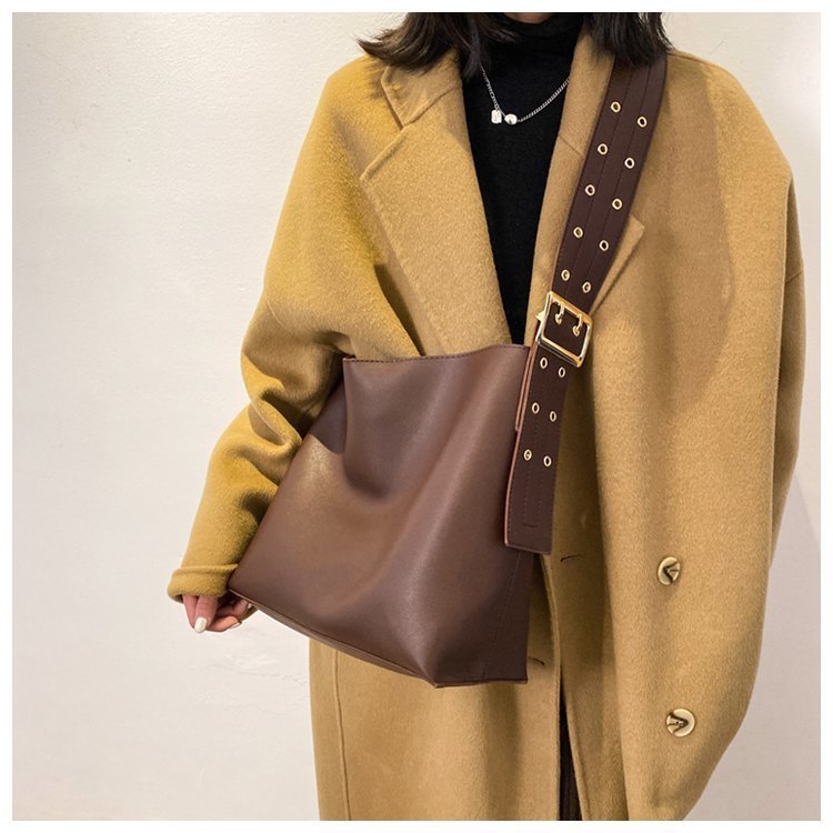 Large bag women's large capacity new autumn and winter retro all-match commuter bag broadband bucket bag popular crossbody bag