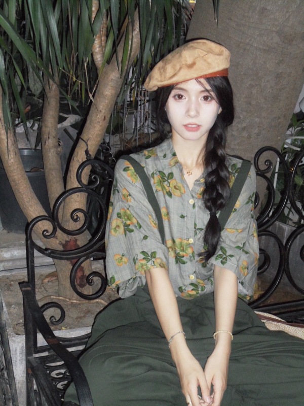 Lively age-reducing casual floral shirt with bud design and pleated overalls two-piece set