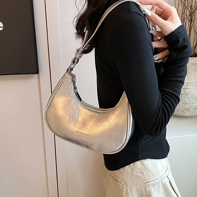 High-end retro niche design bag for women 2024 spring and summer new popular versatile one-shoulder armpit bag half-moon bag