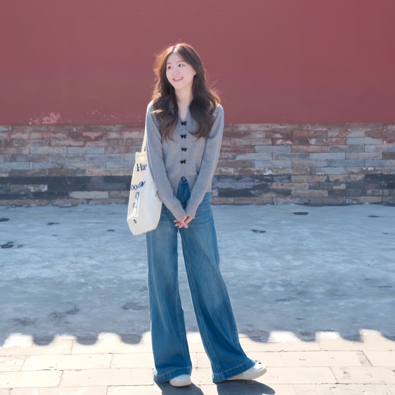 2024 new age-reducing wear with a complete set of Korean drama unique high-end knitted sweater and jeans two-piece suit for women