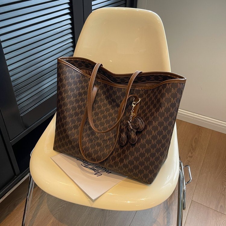 High-end large bag 2024 new trendy light luxury women's bag shoulder bag large capacity commuting versatile hand tote bag