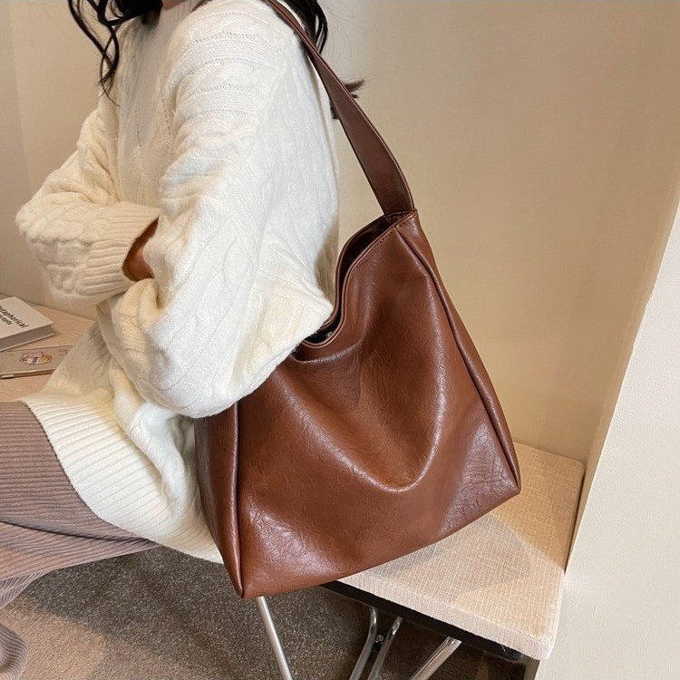 Large-capacity bag for women in autumn and winter, versatile 2024 new retro chain shoulder crossbody bag, textured women's bucket bag