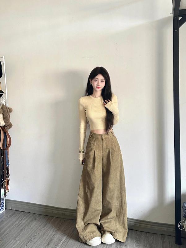 Short navel-baring knitted bottoming shirt + distressed high-waisted wide-leg jeans
