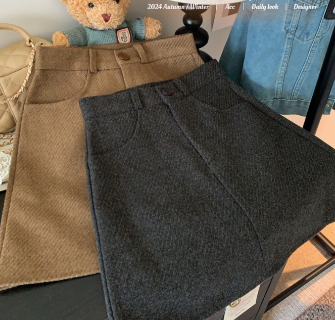 Anti-exposure woolen skirt for women, high waist, hip-covering, versatile A-line skirt, black short skirt