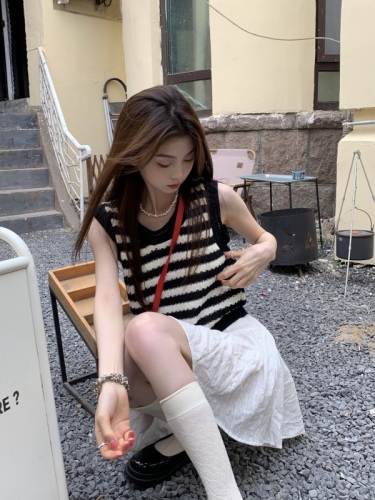 Real shot of black and white striped knitted camisole women's summer loose and slim outer vest top