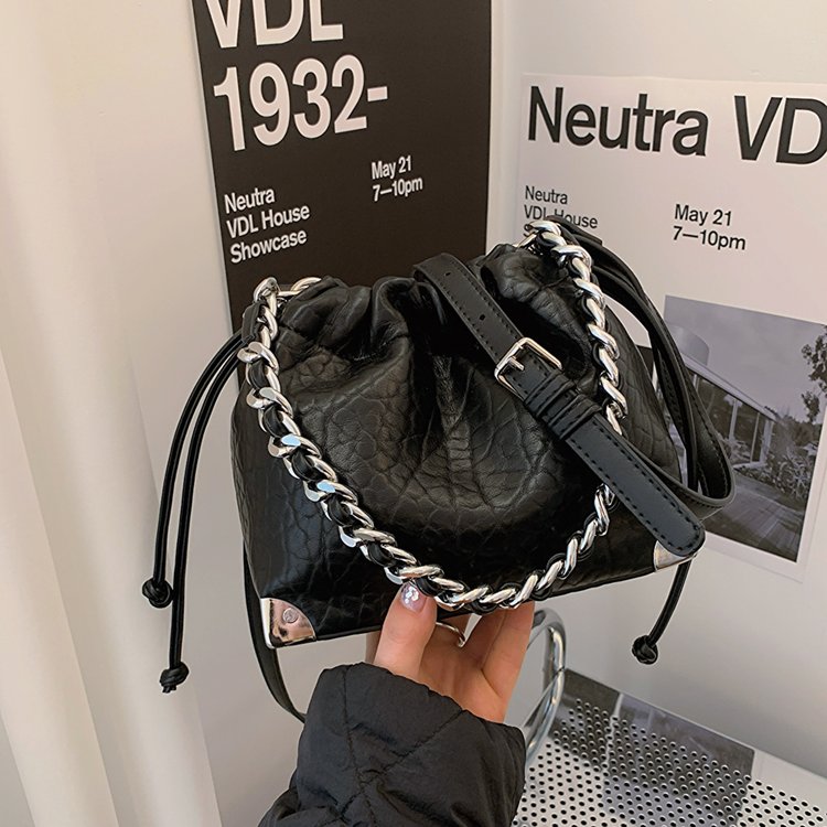 High-end bucket bag for women 2024 new spring and summer fashion versatile niche design single shoulder crossbody bag trendy