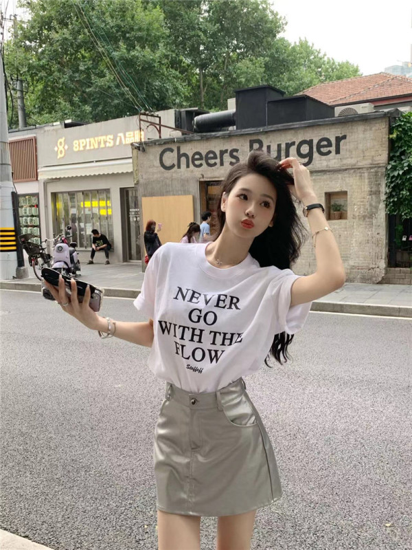 Versatile slimming round neck letter short-sleeved T-shirt + hot girl high-waisted A-line skirt