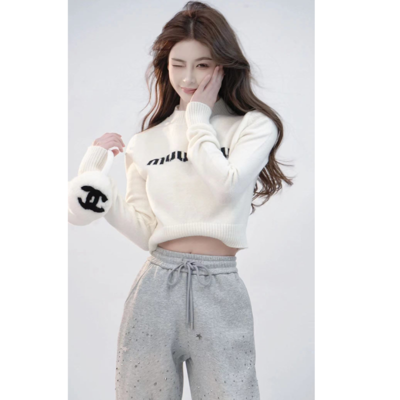 Round neck pullover white short letter sweater for women in autumn and winter hot girl bottoming with knitted sweater top