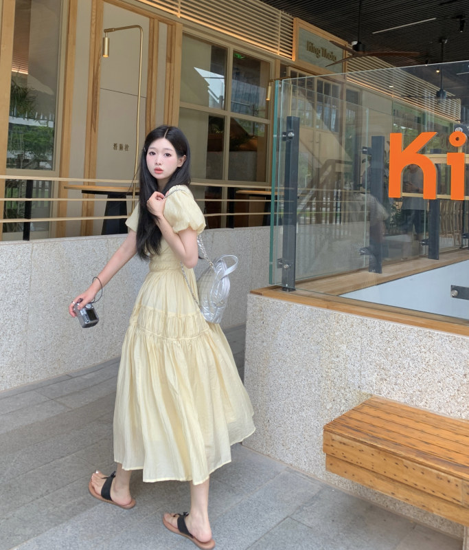 Gentle V-neck waist-cinching puff sleeve dress
