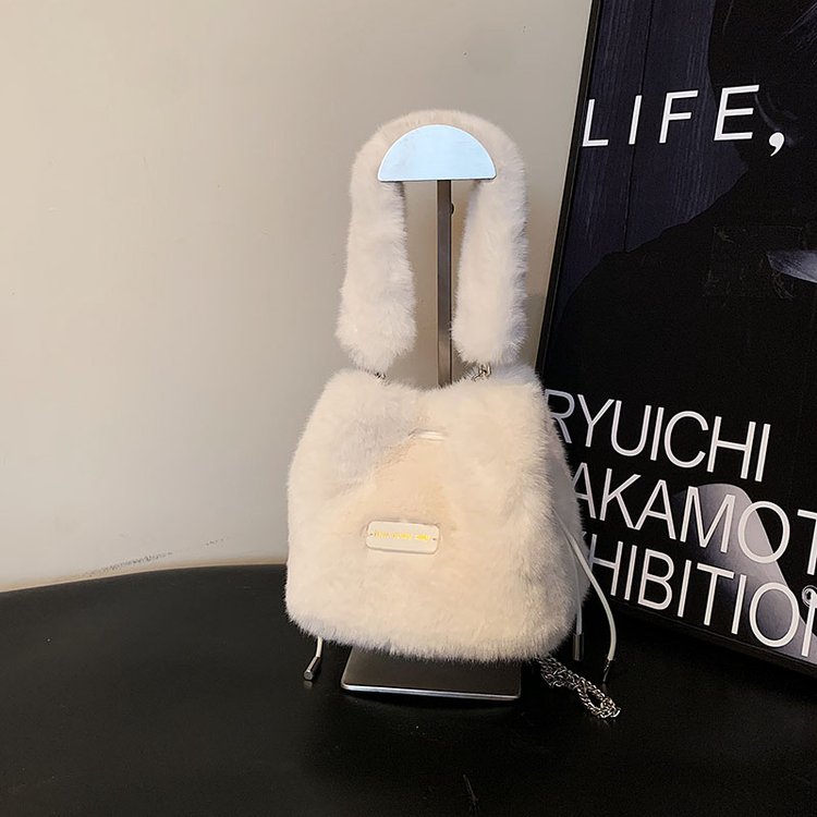 Popular niche plush bucket bag 2024 autumn and winter fashionable plush versatile shoulder crossbody bag popular handbag