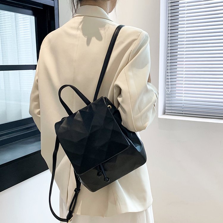 Korean niche mini geometric rhombus backpack for women 2024 new college student class bag commuting small backpack for women