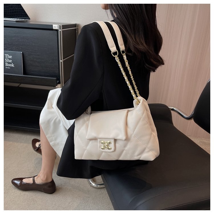 Wandering bag women's 2024 new travel season garbage bag high-end single shoulder small fragrant style rhombus chain armpit bag
