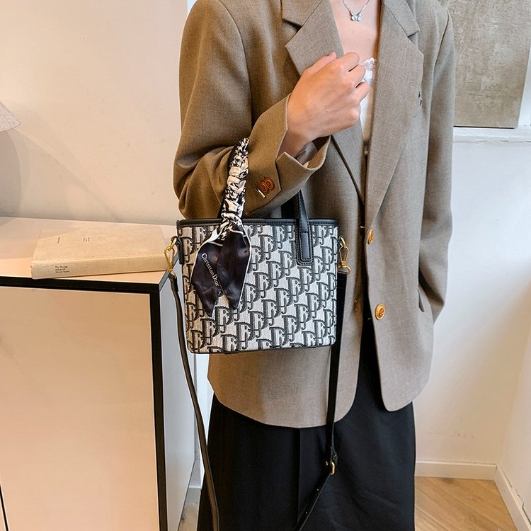 Internet celebrity super popular spring and summer small handbag 2024 new women's niche fashion versatile canvas shoulder crossbody bag