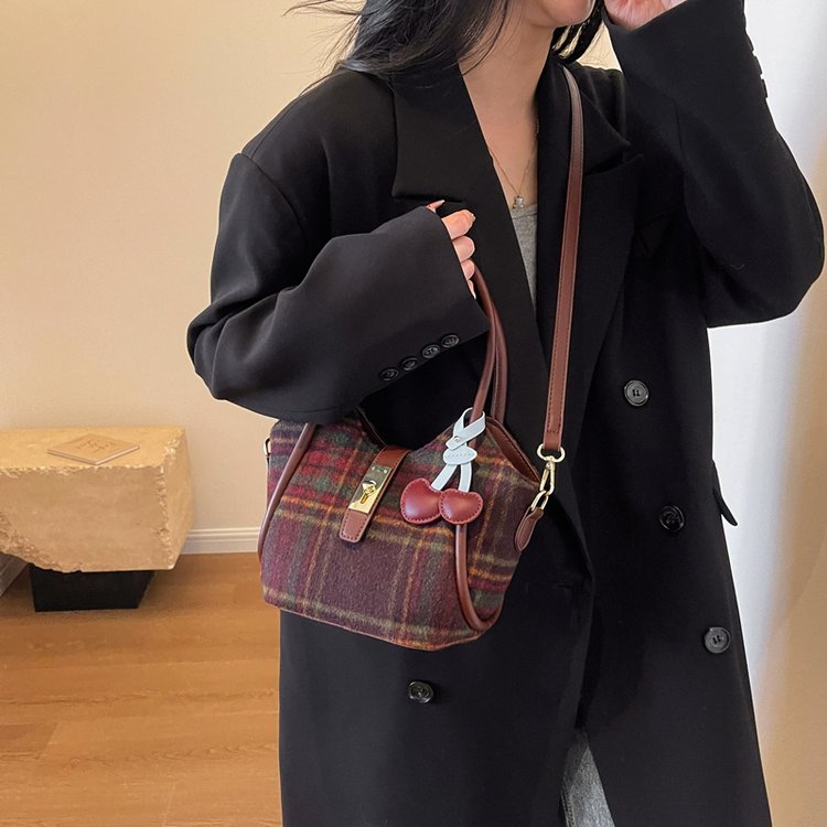 Autumn and winter woolen plaid bags for women 2024 new trendy retro portable vegetable basket bag bucket bag versatile crossbody bag