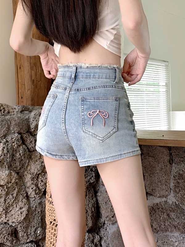 Real shot of Hong Kong style slim fit elastic raw edge embroidered large size denim shorts for fat mm hot girls hot pants