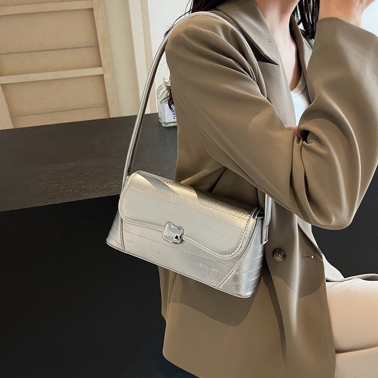 High-end armpit bag for women 2024 new niche design shoulder bag retro fashion foreign style portable baguette bag