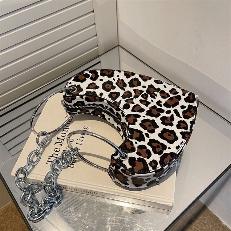 Spring new Internet celebrity hot-selling fashion armpit bag snake pattern small square bag personalized chain bag cool girl love bag