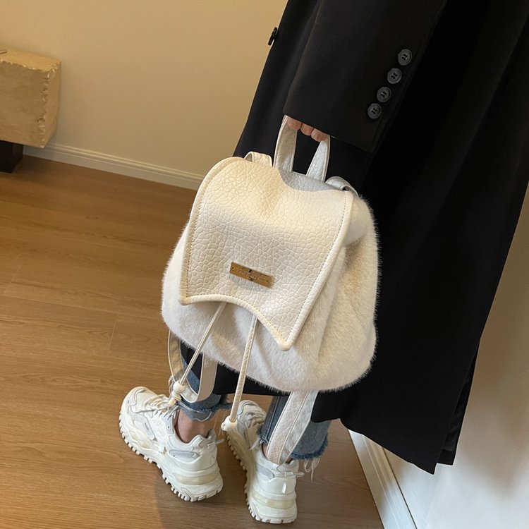 Niche autumn and winter bags for women 2024 new high-end hot girl plush backpack student school bag furry backpack
