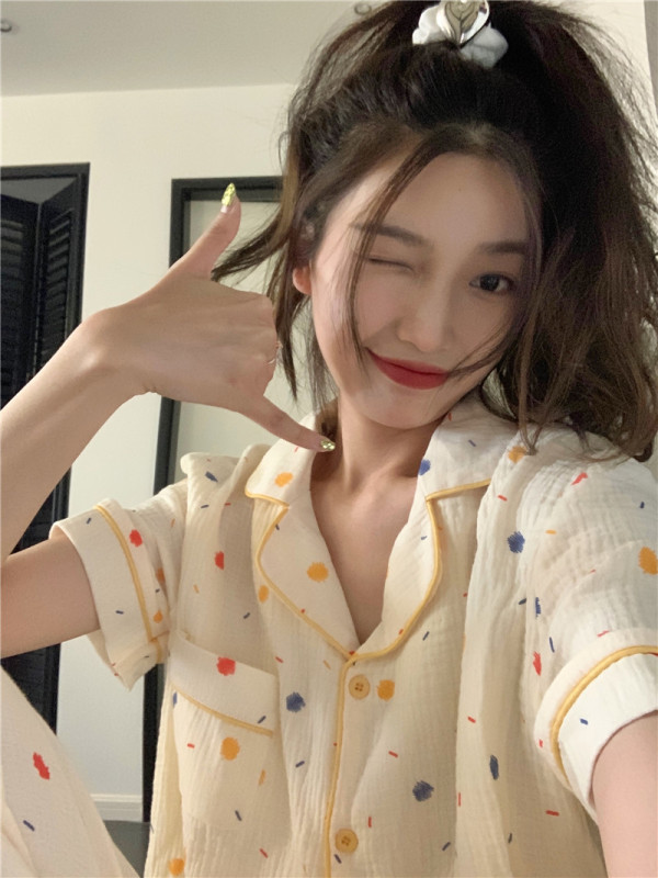 Actual shot of a girl's fresh cream color oil painting short-sleeved trousers home wear pajamas two-piece set