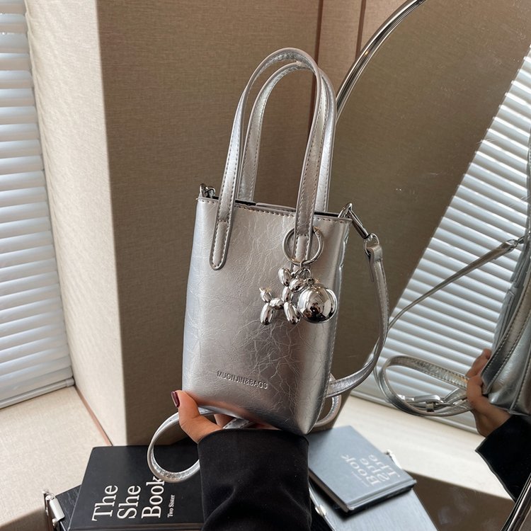 Versatile contrasting color striped mobile phone bag for women 2024 new niche ins shoulder bag crossbody small bag bucket bag