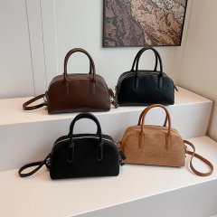 Portable bowling bag for women 2024 autumn and winter Maillard style retro handbag large capacity commuter pillow bag