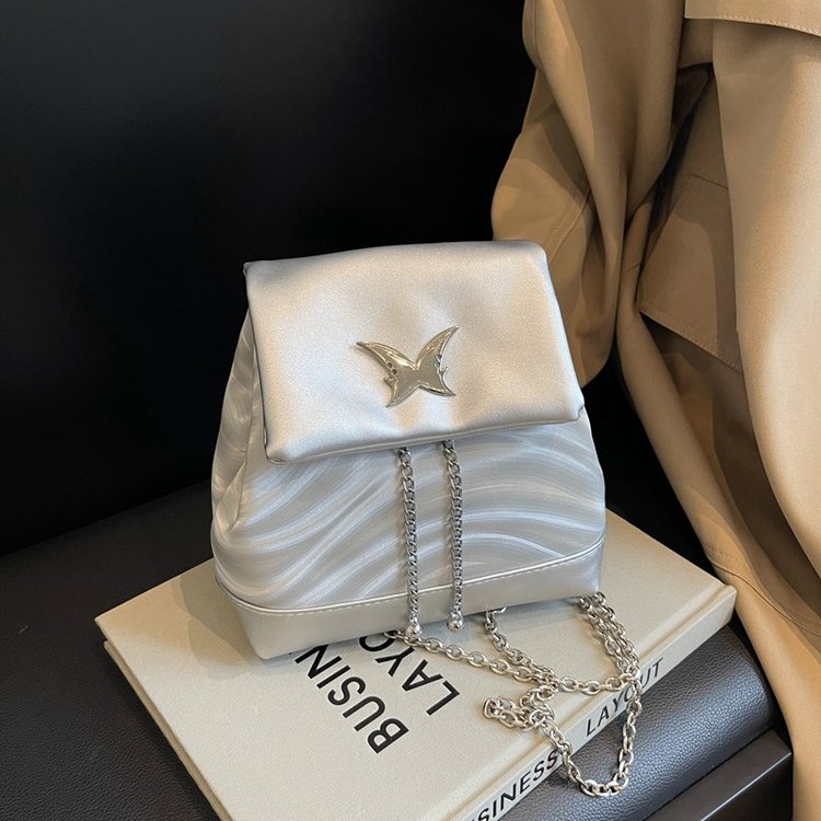 Niche original design butterfly lock backpack women's chain small bag 2024 new fashion casual backpack commuter bag