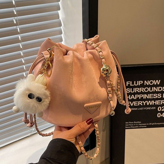 This year's popular small bags for women 2024 new fashionable style shoulder bag versatile hot style chain crossbody bucket bag