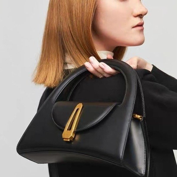 Niche design hand-held hourglass bag for women summer 2024 high-end texture semicircle shoulder bag black versatile crossbody bag