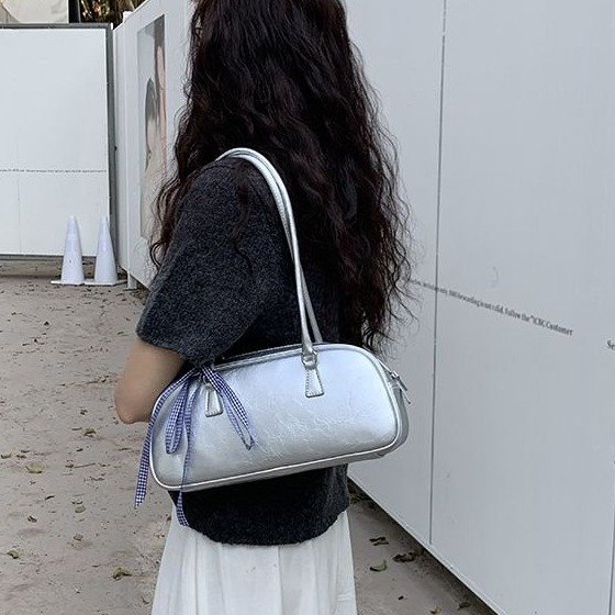 2024 Korean version of spring new ballet style handbag for women, trendy and versatile silver shoulder armpit bag, hot girl baguette bag