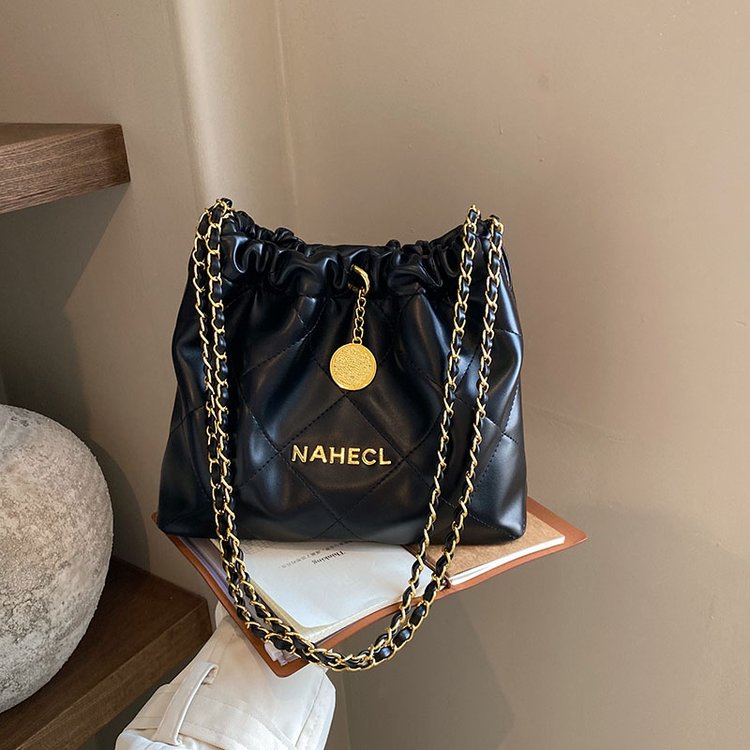 Xiaoxiang style diamond chain bag women's new niche bucket bag garbage bag bag versatile armpit shoulder bag