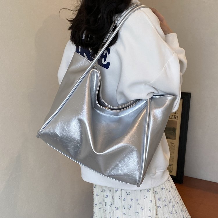 Simple large-capacity bag for women 2024 new Korean style trendy versatile tote bag fashionable lazy style shoulder commuter bag