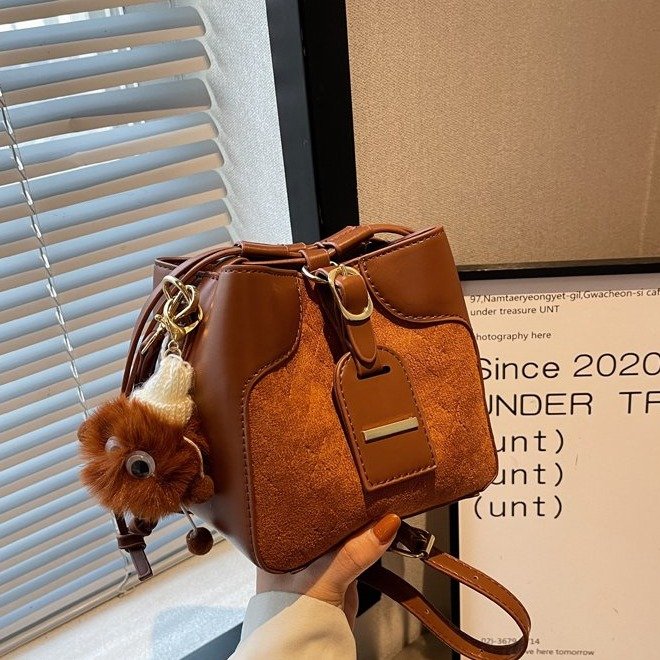 Niche design high-end chestnut bag bucket bag women's autumn and winter new retro commuter single shoulder crossbody bag