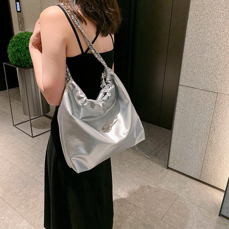 This year's popular hot-selling bag, large bag, high-end texture shoulder bag, pleated soft leather silver chain garbage bag bag